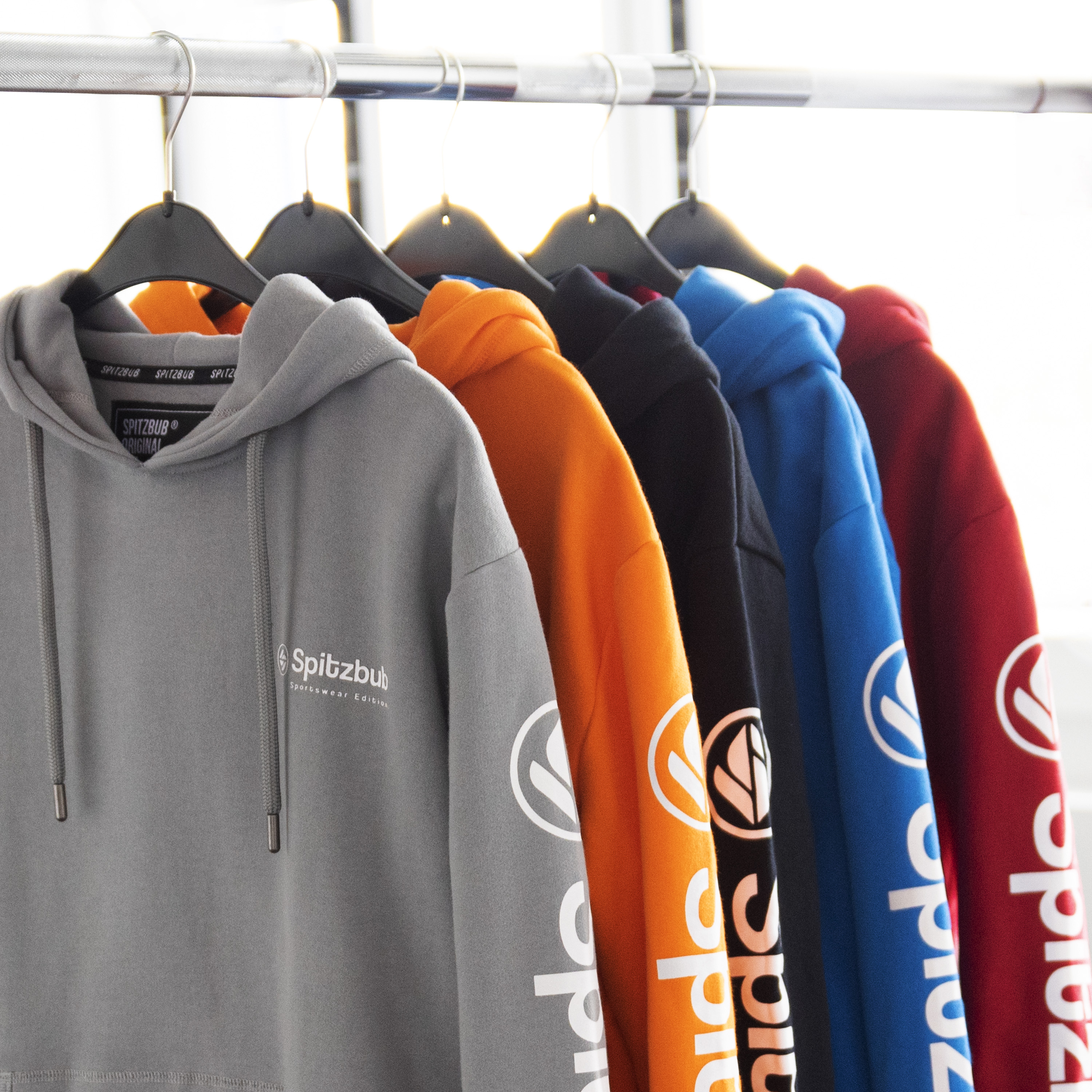spitzbub Hoodies in verschiedenen Farben auf der Kleiderstange